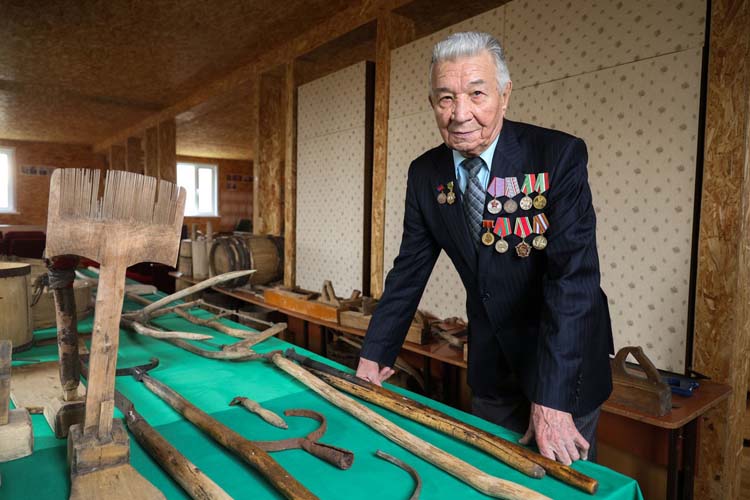 88-летний бывший второй секретарь Апастовского райкома КПСС Татарской АССР Вячеслав Данилов, выйдя на пенсию, стал краеведом