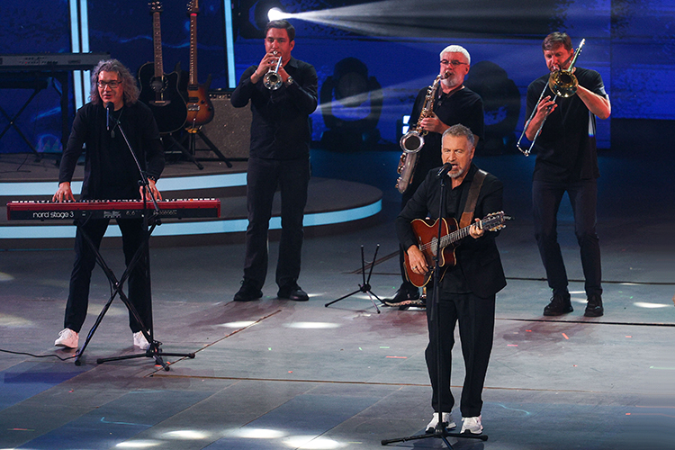 Первым артистом, которого привез Magic Holiday Company, был «молодой босоногий мальчик» Леонид Агутин, которого тогда никто не знал. Сейчас Агутин — частый гость в Казани