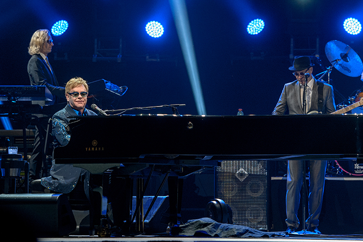 Гонорар Элтона Джона составил $1 миллион