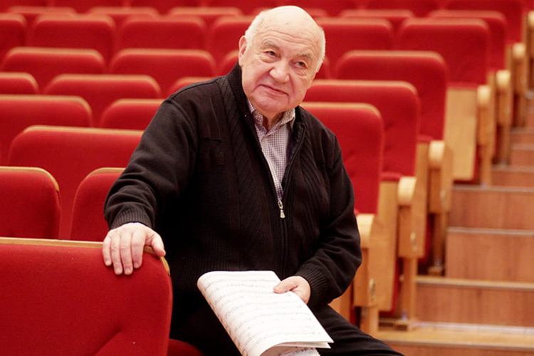 «Шедевры не щелкаются как семечки, они создаются с пиететом перед духовной высотой, на них не жалеют денег и времени на репетиции. А коммерческий театр все это поджимает и подстраивает под себя любимого»