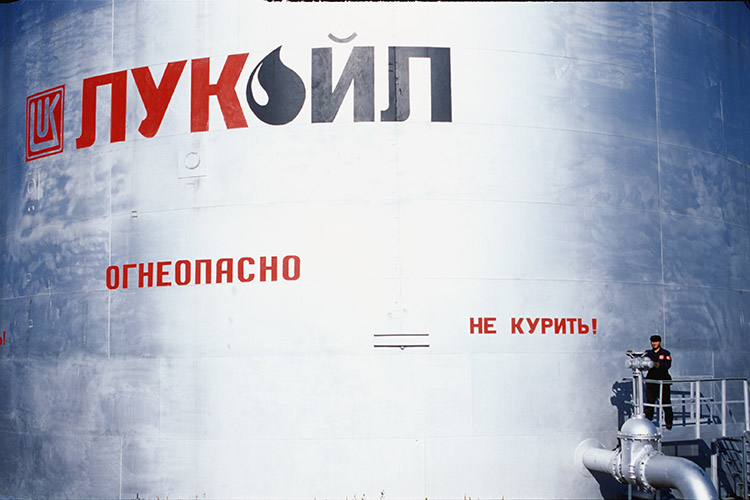 Телеграм-канал «Незыгарь»* предполагает, что провал продажи зарубежных активов «Лукойла» трейдеру Gunvor поставил частную нефтяную компанию на грань крупнейшего кризиса за последние годы