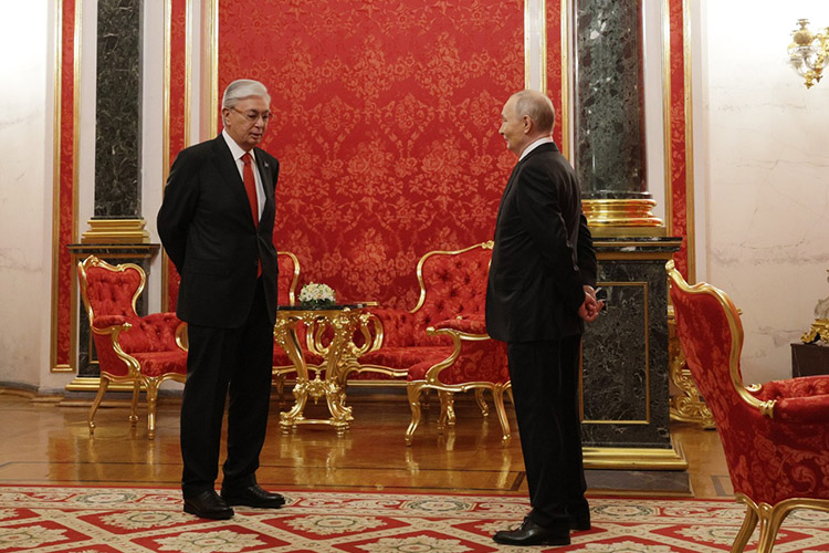 Касым-Жомарт Токаеву важно объявить о стратегическом партнерстве и союзничестве — «существующий мир слишком подвижен, чтобы доверять даже китайским гарантиям», пишет телеграм-канал «Незыгарь»*