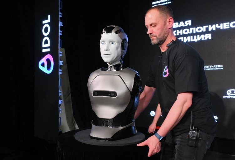 Власти активно укрепляют суверенность Рунета, Microsoft создает сверхразум, Казань готовится к роверам