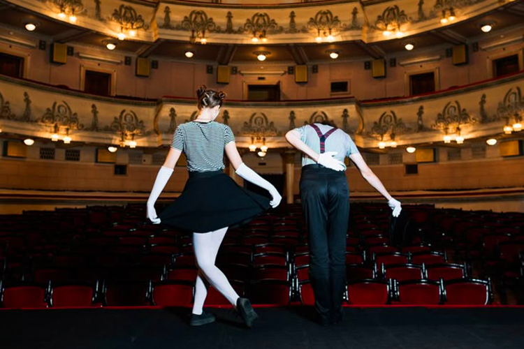 Не самые известные артисты, обычно молодые, готовы и 50% отдать, лишь бы концерт состоялся