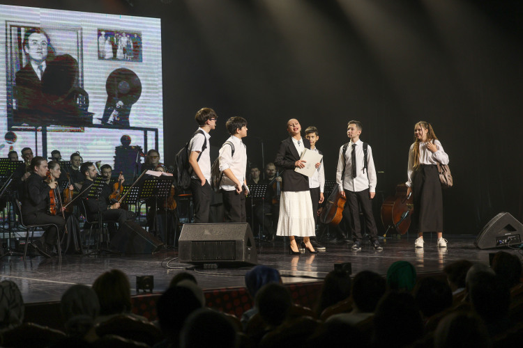 Резеда Саляхова на протяжении вечера между музыкальными номерами рассказывала зрителям факты из биографии артиста