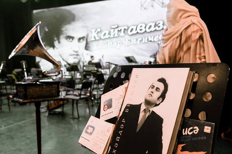 Хайдар Бигичев скоропостижно скончался 13 ноября 1998-го на 50-м году жизни. В Татгосфилармонии прошел вечер памяти легенды