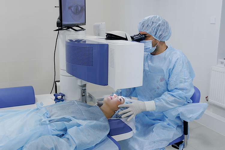 «В России миопии поменьше, но процент ежегодно растет, а как иначе, если за гаджетами люди сидят, мышцы глаз в постоянном напряжении»