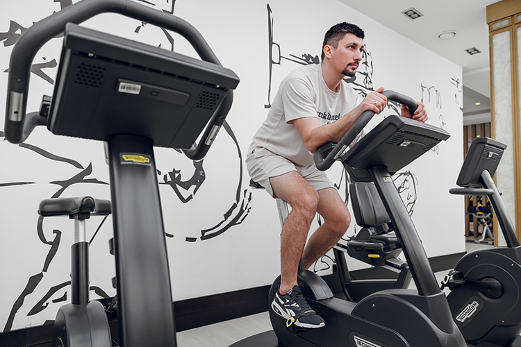 «Положительно влияет на здоровье мочеполовой системы физическая активность: у нас есть фитнес-зал, групповые занятия, теннисные корты»