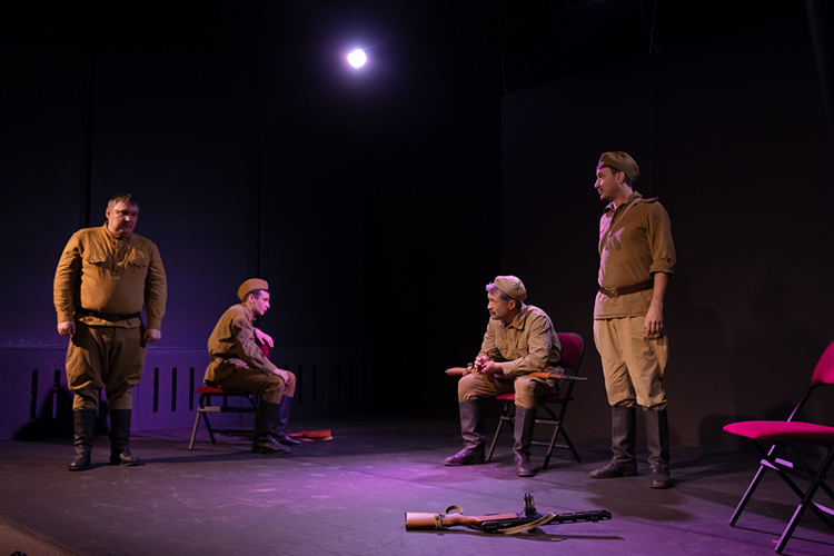 Абзалов также подчеркивает, что театр поддерживает и раскрывает начинающих актеров