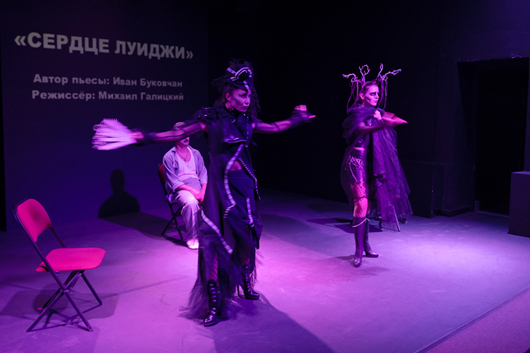 «Время из самодеятельного превращаться в профессиональный коллектив»: театр «Сдвиг» открыл 10-й сезон