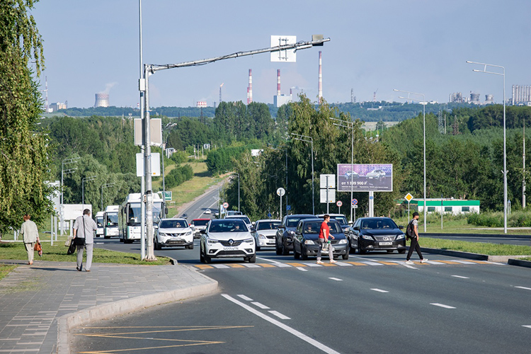 Самым «доходным» для бюджета традиционно остается транспортный налог. В 2025 году за свои автомобили жители района заплатят 346 млн рублей (плюс 6,8%)