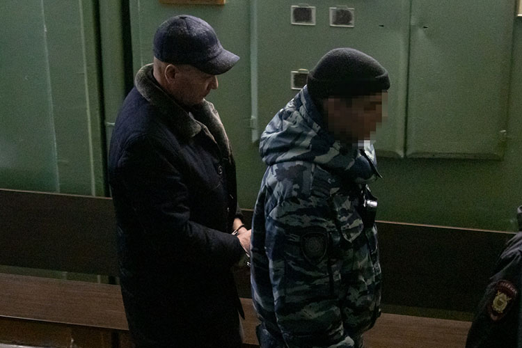 Камаев отсидел в СИЗО с 18 апреля по 14 ноября 2024 года (день за два) и с 15 ноября 2024-го по 16 ноября 2025 года был под домашним арестом (день за день), а значит, он уже отбыл наказание в 394 дня. По УДО Камаев может выйти, отсидев 2/3 от наказания. Значит, ему осталось отсидеть 710 дней — 1 год и 11 месяцев