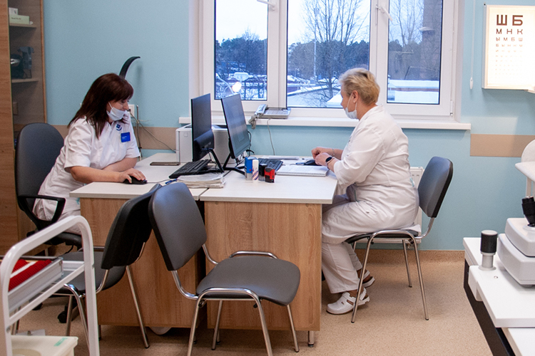 «У нас сегодня дефицит кадров в здравоохранении, поэтому даже наши граждане не могут попасть на прием быстро — запись к специалисту с большим ожиданием»