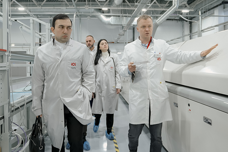 «Даже на производстве есть частичка творчества — ведь ноутбуки и компьютеры создаются людьми с разным подходом к делу и настроением» «Даже на производстве есть частичка творчества — ведь ноутбуки и компьютеры создаются людьми с разным подходом к делу и настроением»