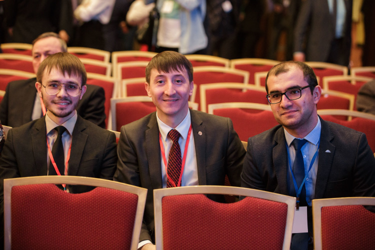 Со 2 декабря исполняющим обязанности мэра, до проведения следующих выборов, будет назначен Ильдар Хуззятов (слева на фото), который является руководителем исполкома города