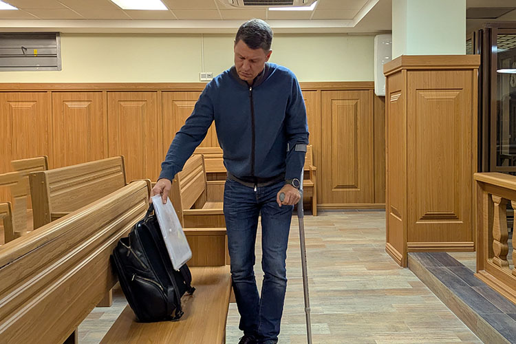 Экс-глава администрации Кировского и Московского районов Казани Сергей Миронов был немногословен, ограничившись общением с журналистами только на тему состояния его здоровья. Он сказал, что получил инвалидность