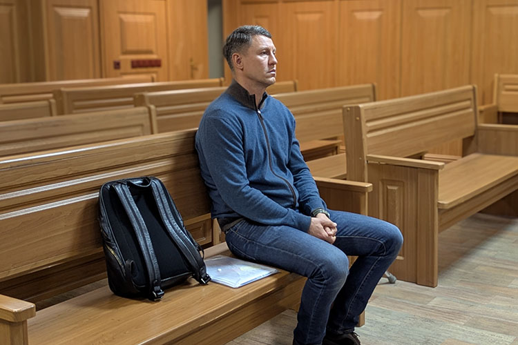 Миронову дали 2 года в колонии-поселении, а в счет отбытия срока засчитали время, проведенное под стражей: в день вынесения приговора этот срок уже считался отбытым. Экс-главу КирМоса выпустили на свободу. Прокуратура с этим не согласилась