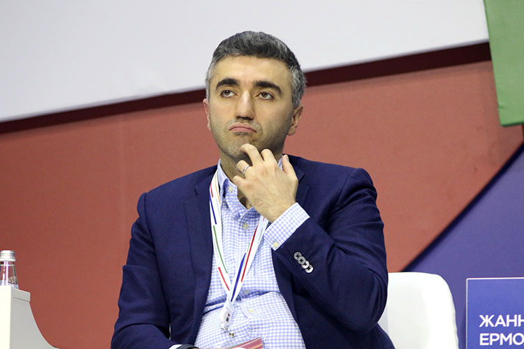 «Мы играем с клиентом в долгосрок. И если ему простить, объяснить — он с тобой будет дольше находиться, не уйдет в другой банк. Это не вопрос эксперимента, а веры. Вы можете попробовать открыть карту и пропустить платеж»