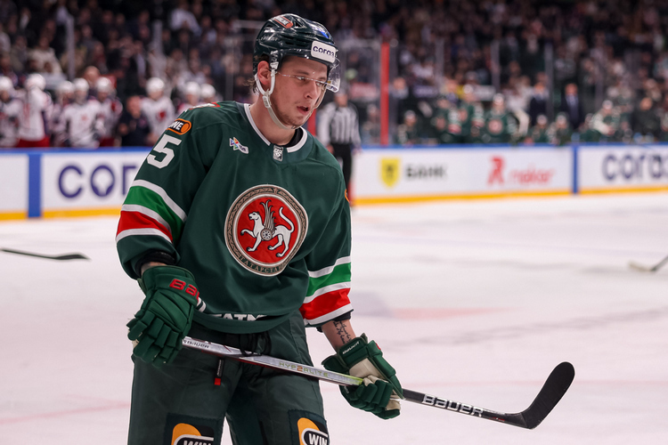 Зрители стали покидать арену до завершения матча (на фото — Артём Галимов)