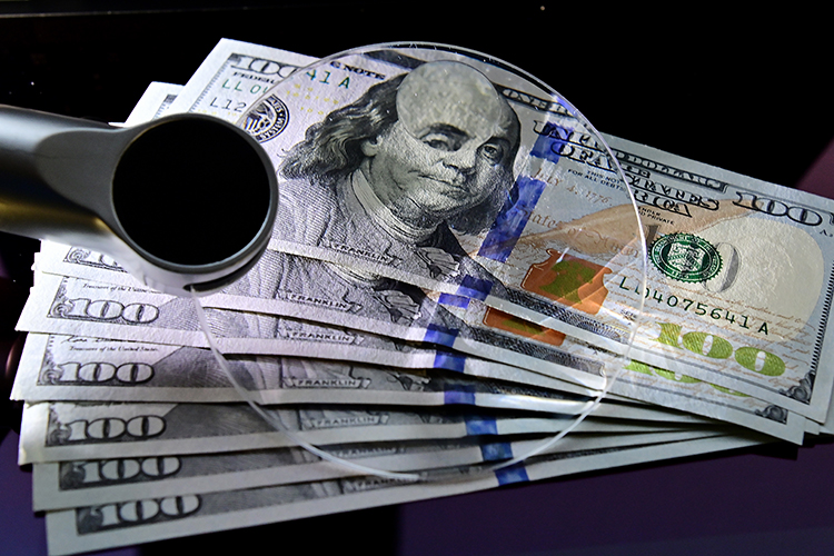 «Ровно год назад рубль шел на штурм»: спрос на валютные активы взорвался