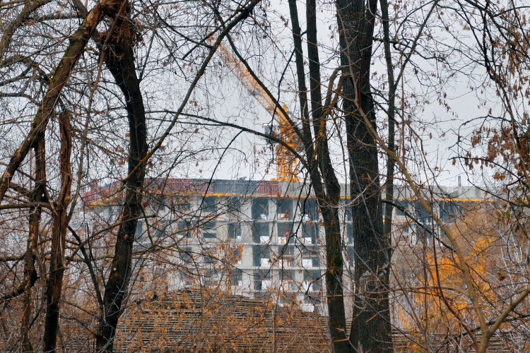 Пока сюда зашел «Комосстрой» с жилым комплексом из трех корпусов разной этажности от 6 до 14 этажей. Он, судя по всему, строит на своем участке, без партнерства с СИНХом