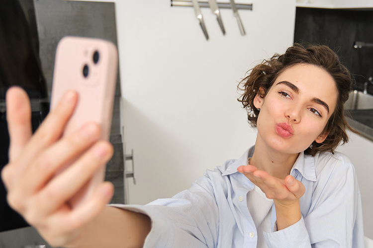 «Телеграм» все больше обретает черты медиаплатформы, а не просто мессенджера, внедряя новые функции: от сторис до глобального поиска в публичных каналах