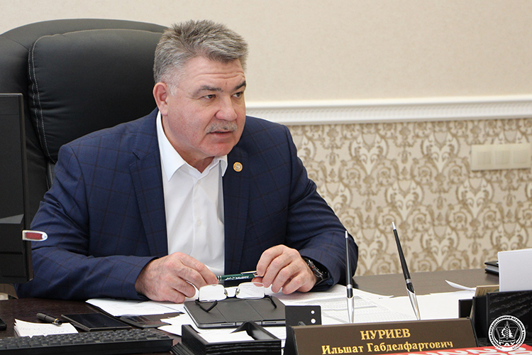 «С начала следующего года переходим на новую систему оплаты труда, которая должна вывести доходы профессорско-преподавательского состава на уровень Казанского федерального университета»