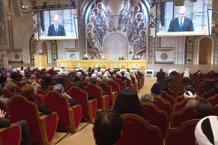 «Число богослужений, проведенных военным духовенством, исчисляется десятками тысяч», — подчеркнул первый замглавы администрации президента Сергей Кириенко