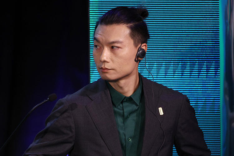 Известный китайский писатель‑фантаст Чэнь Цюфань, который вместе с Кай-Фу Ли написал книгу «ИИ-2041»