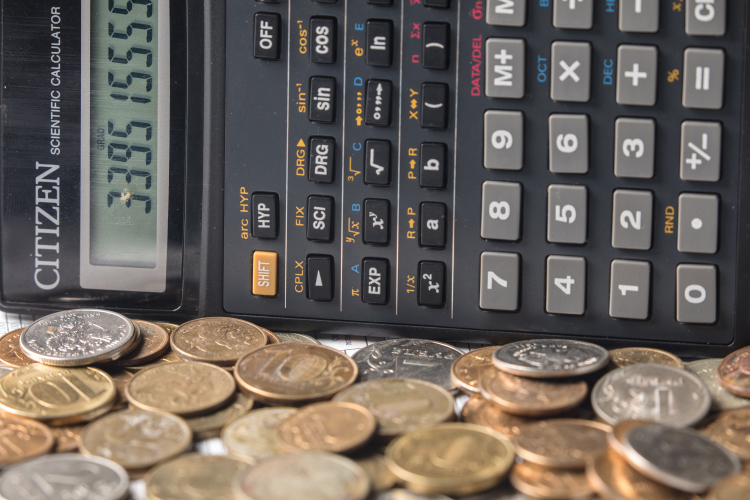 Зарплата бухгалтера зависит от того, сколько человек проработал в компании. И если вы подумали, что чем дольше — тем больше, то это не совсем так