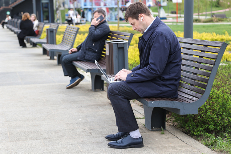 Эксперты отмечают, что в последнее время переход бухгалтеров, долгое время работавших в офисе, на аутсорс, стал встречаться все чаще