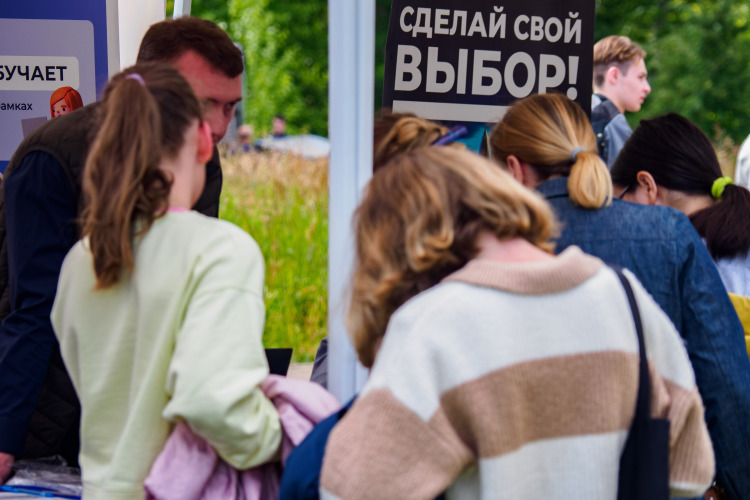 По данным Superjob, за 2025 год вакансий в сфере «Бухгалтерия, финансы, аудит» за год в Татарстане стало на 15% меньше, а число резюме выросло на 9%