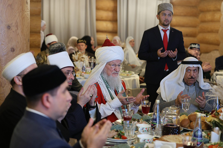 Выступающие говорили о виновнике торжества как о признанном во всем мире богослове, его роли в исламской умме