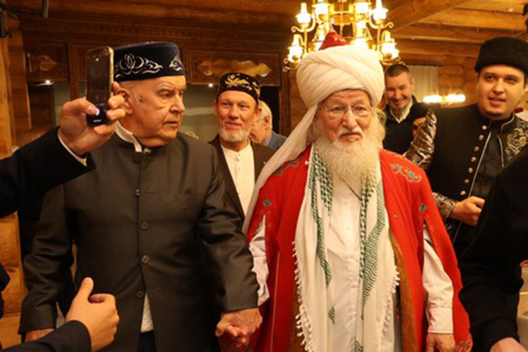 Шамиль Агеев: «Наши жизни — пример того, как два школьника прошли каждый свой путь: один стал первым секретарем татарского обкома ВЛКСМ, другой — верховным муфтием, председателем ЦДУМ. Отличительной чертой Талгата является то, что он все делает своими руками»