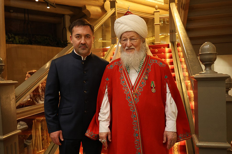 Радик Абдрахманов: «Талгат Таджуддин в нашем комплексе как в родной деревне. Думаю, ему эта атмосфера очень близка — здесь с любовью готовят традиционную татарскую кухню, также можно пообщаться с близкими по духу людьми, намаз почитать»