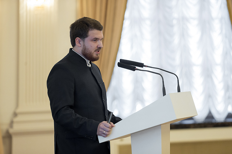 У Дмитрия Коннова прозвучала мысль о картах лояльности с давней мечтой казанских учащихся вузов и ссузов — студенческим проездным. Не озвучил московско-уфимский кандидат только источники финансирования этих идей