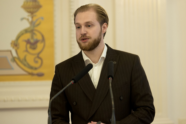 Дмитрий Хвостиков выделил пять главных проблем молодежной политики, среди которых снижение доверия к институтам, рост правонарушений среди подростков на 48%, средний возраст нарушителей 11 лет