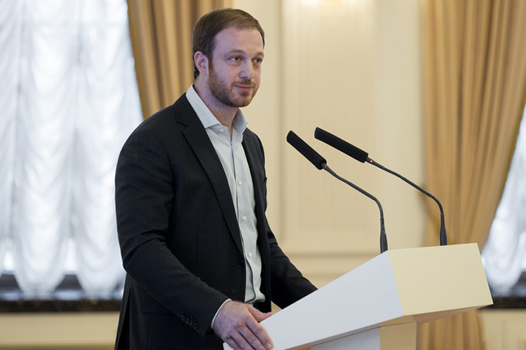 Александр Шавлиашвили предложил развивать молодежную политику сквозь призму туристической привлекательности города — сначала молодые люди едут как турист, а затем видя город решаются на переезд