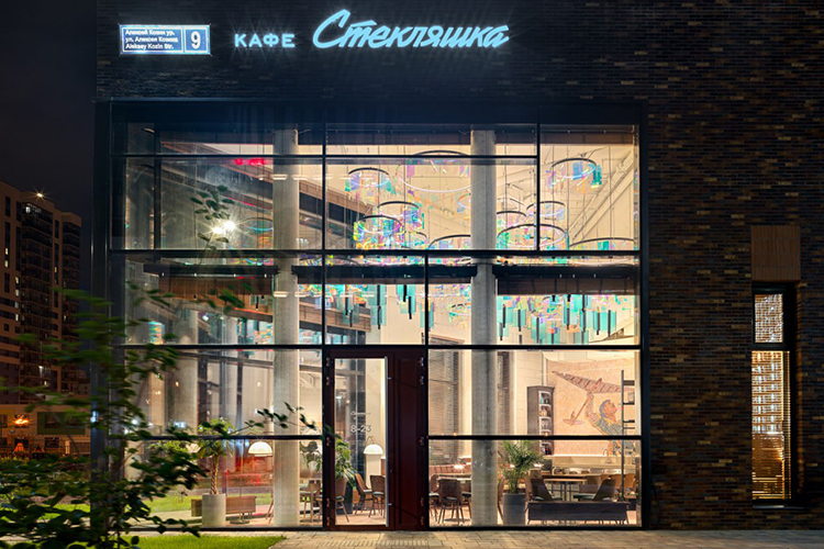 «В «Стекляшке» мы заложили смыслы, объединяющие людей разных поколений. Образ калейдоскопа, воплощенный в люстре, — символ мимолетности и красоты каждого момента»