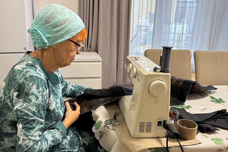 Помимо двух основных направлений, фонд «Помощь своим» занимается шитьем еще более 15 позиций: одежда для госпиталей, флисовые толстовки, балаклавы и многое другое