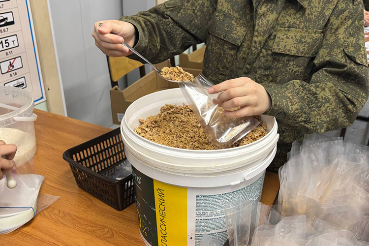 Сухая еда фасуется по порционным пакетам, которые можно легко уместить в карман, в комплекте идет небольшое письмо и маленький соус (кетчуп или майонез)