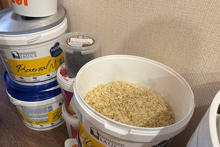 Другое масштабное направление деятельности фонда «Помощь своим» — изготовление сухой домашней еды и реторт-пакетов