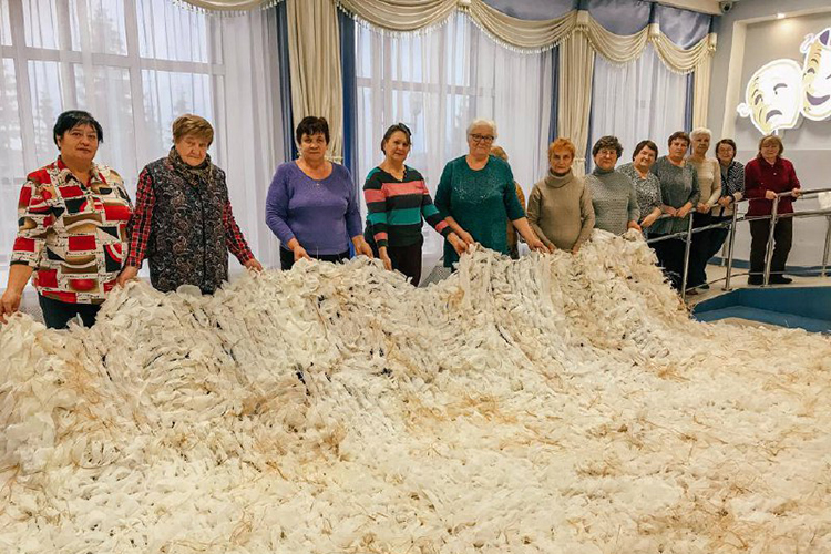 В 2024 году фонд подавал заявку на грант и выиграл 1 млн рублей. На эти деньги оборудовали помещение для пошива и раскройки одеял, провели проводку, закупили швейное оборудование: пять швейных машин, три профессиональных оверлока