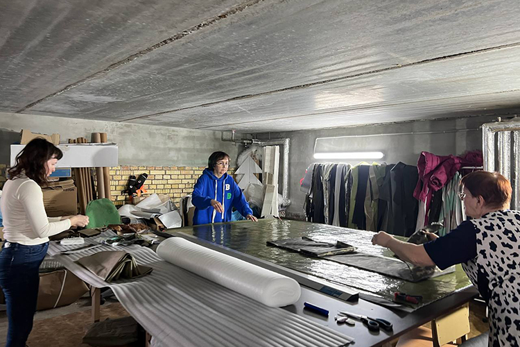 В местном Доме культуры в холле плетут маскировочные сети на специальной стойке, а на складе кроят антитепловизионные одеяла. Подготовительная работа проводится дома