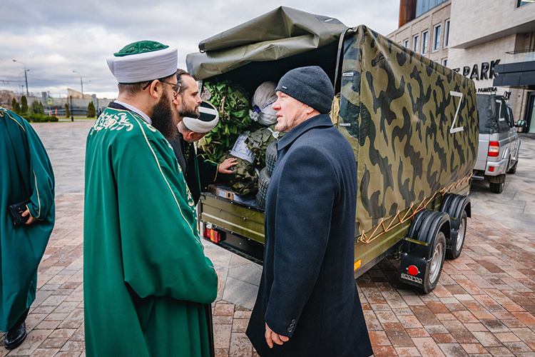 Поездки на линию соприкосновения с гуманитарными грузами стали регулярными, а в тылу — в 104 мечетях Татарстана образовались волонтерские пункты по поддержка участников СВО