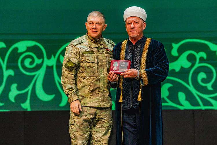 Отдавая дань уважения бойцам, на торжественном собрании вручили награды — медали «За помощь фронту» от РОО «Содружество ветеранов боевых действий РТ» и благодарственные письма от муфтия Республики Татарстан