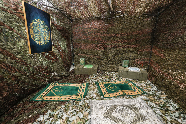 Интересным на выставке был муляж блиндажной (подземной) мечети — такие помещения в разных точках фронта организуются при поддержке ДУМ РТ