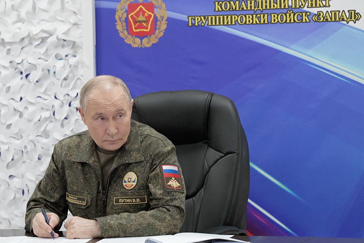 Интересовала президента и ситуация вокруг Северска. Его освобождение приведет к прекращению постоянных обстрелов Лисичанска, Рубежного, Северодонецка и Кременной