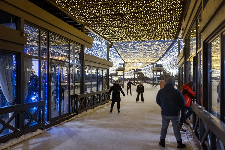 Каток на Кремлевской набережной длиной 1,2 км по техническим причинам не заливали с 2023-го, но этой зимой сказочная ледовая дорога с видом на Казанку должна, наконец, заработать