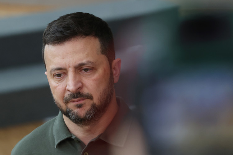 По словам источников в правительстве, президент Владимир Зеленский был «поражен» масштабом обвинений, выдвинутых против членов его ближайшего окружения»